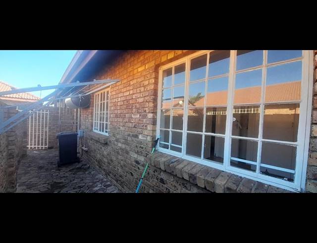 3 BEDROOM TOWNHOUSE FOR SALE IN ROOIHUISKRAAL NORTH